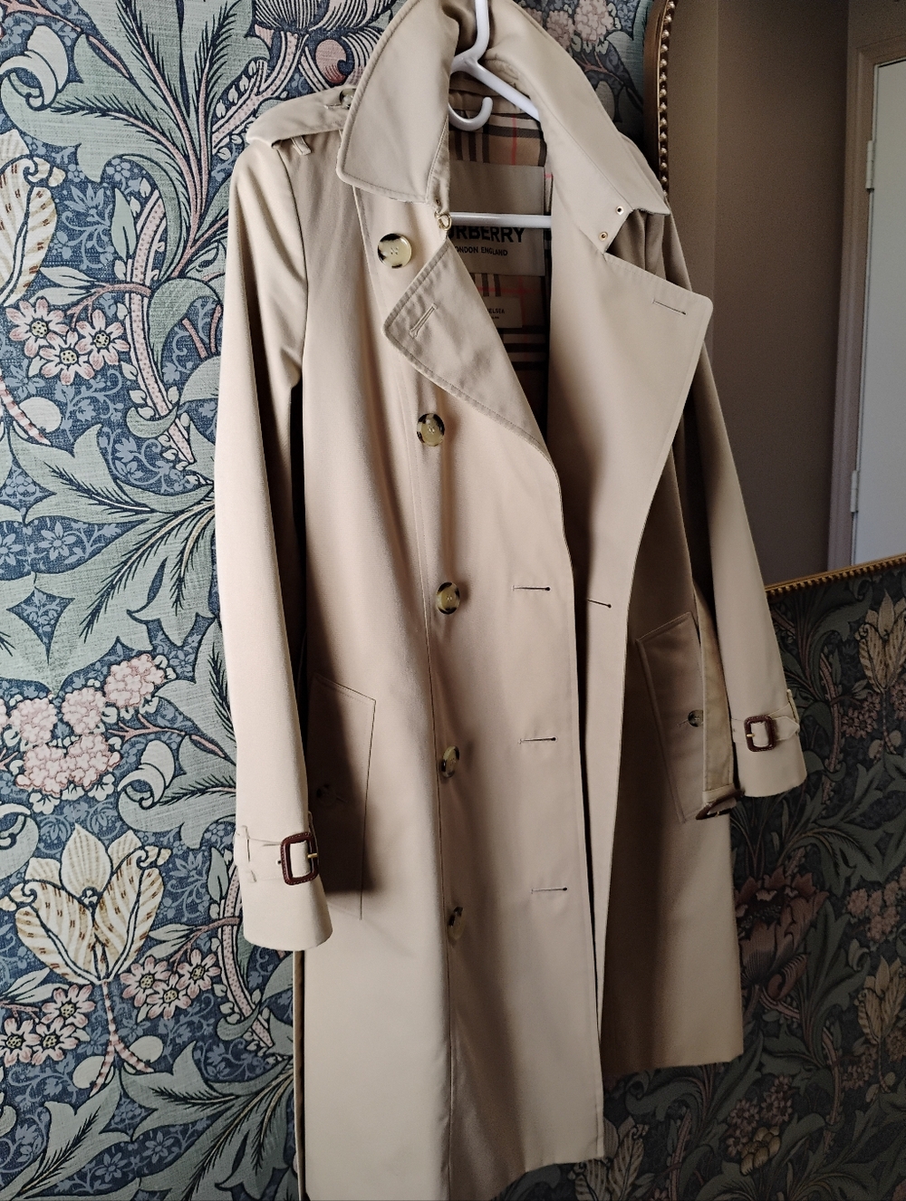 Burberry Beige Double-Breasted Trench Coat, Mid length, Chelsea Size US 6 - Picture 5 of 16